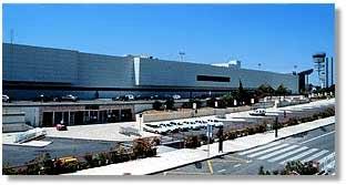 En el aeropuerto de Valencia, el Ministerio de Fomento ha puesto en marcha diversas actuaciones en los últimos meses: ampliación de la pista, edificio terminal para aviación regional, ampliación de