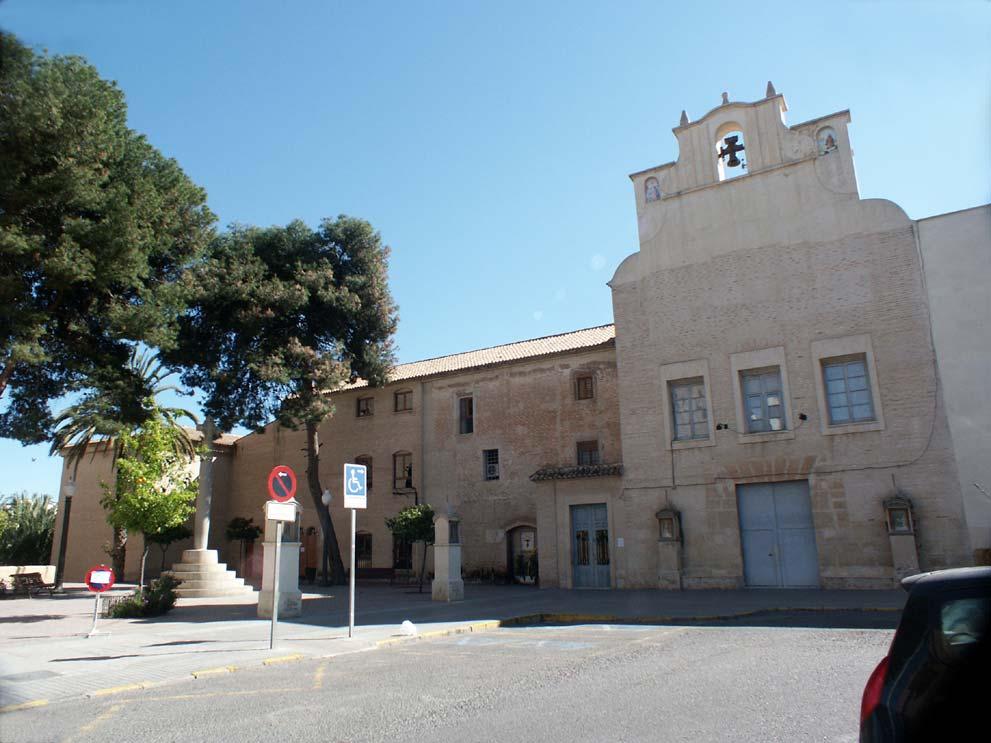 2.- Descripción del edificio. A la izquierda la capilla del Cristo de Zalamea que formaba parte del antiguo convento franciscano.