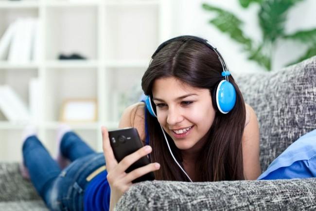 3 de cada 10 encuestados señala que escucha música con mucha regularidad. Esta cifra aumenta en los niveles ABC (45% a 42%), en Lima y en los más jóvenes de18-24 (50%). Suele escuchar música?