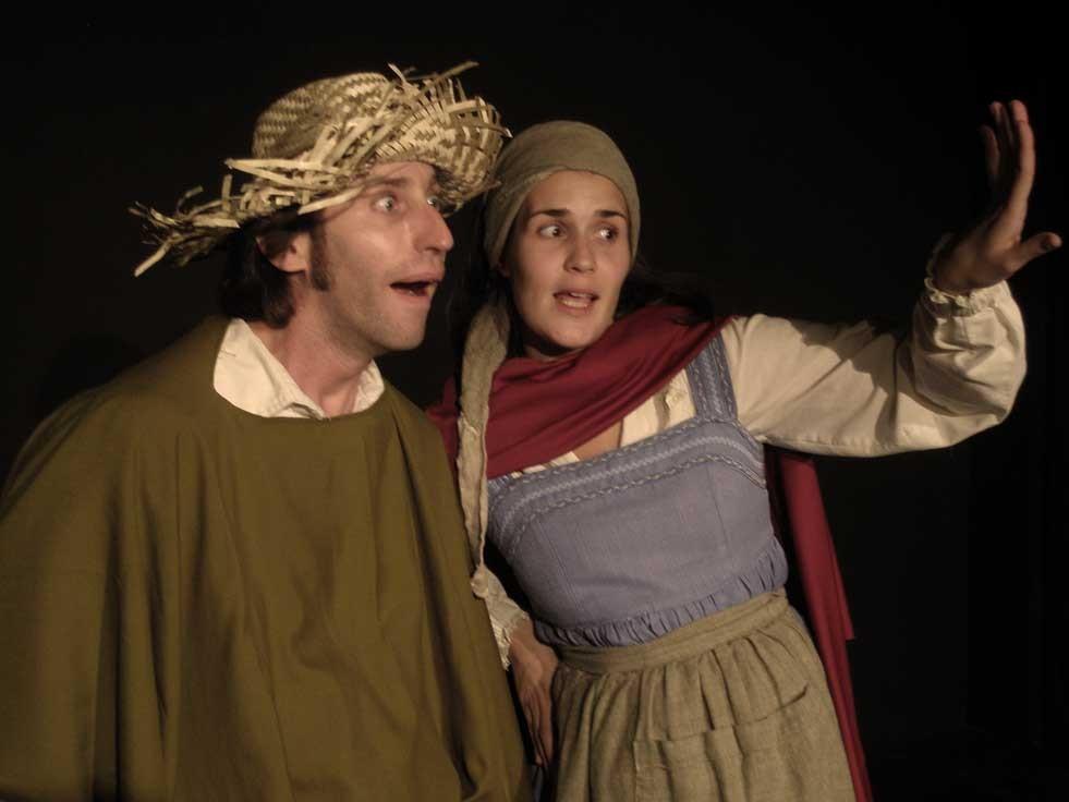CÓMICOS Dos actores, dos cómicos de la legua del siglo XVII aterrizan en nuestro tiempo, en un espacio reconocible para ellos, el teatro, para representar una vez más, su función.