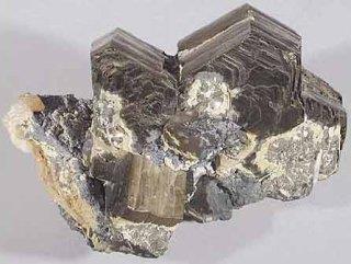 10 Pirrotita Fe1-xS; Fe7S8 Pirrotita Peso atómico 647.4479 g/mol Densidad 4.58 4.65 g/cm 3 ácido/base Ácido Estructura cristalina Hexagonal Sintético No Dureza 3.5 4.
