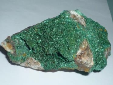 45 Malaquita : Clase Minerales carbonatados y nitratos Formula Química Cu2CO3(OH)2 Tenacidad Frágil Densidad 3.80g/cm 3 ácido/base Ácido Estructura cristalina Monoclínico Dureza 3.