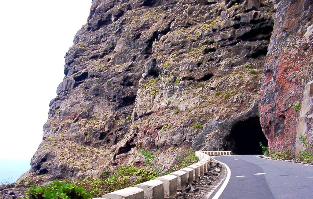 Entrada W de un túnel sin revestimiento en zona de basaltos y traquibasaltos del Mio-Plioceno.