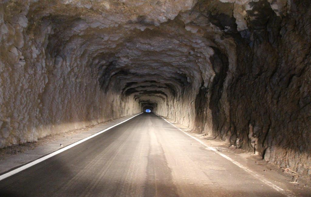 Túnel sin revestimiento en la zona de basaltos y traquibasaltos del Mio-Plioceno.