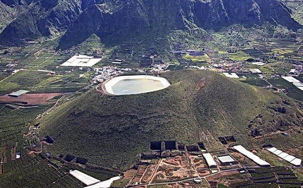 Imagen desde el aire del Volcán de Buenavista del Norte. Montaña de Taco. Con balsa de agua.