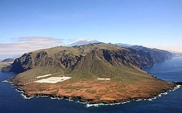 Zona de Punta Teno: Acantilado de coladas basálticas de Montañas Vallado y Sahorra, del Pleistoceno, Cuaternario; a continuación coladas y pumitas encalichadas,