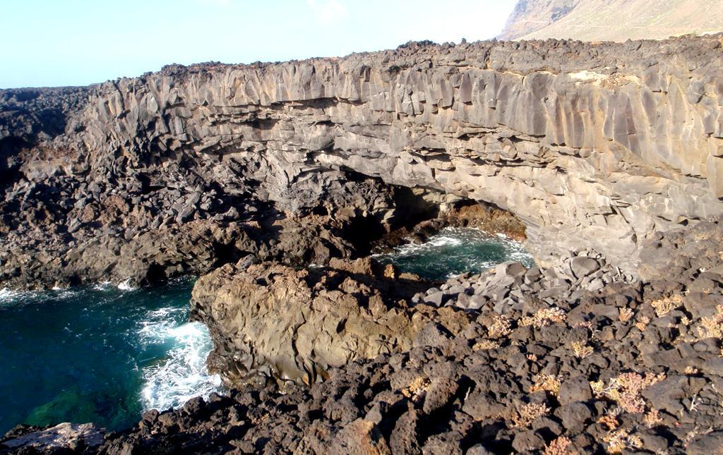 Lava de coladas basálticas de Montañas Vallado y Sahorra, del Pleistoceno, Cuaternario.