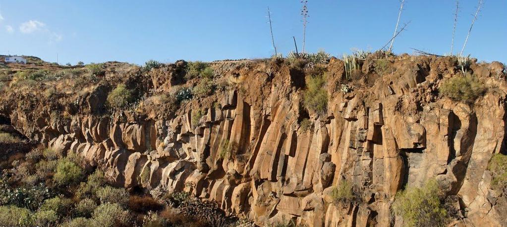 Colada de basaltos columnares, Serie III, Pleistoceno Cuaternario, en la Hoya de