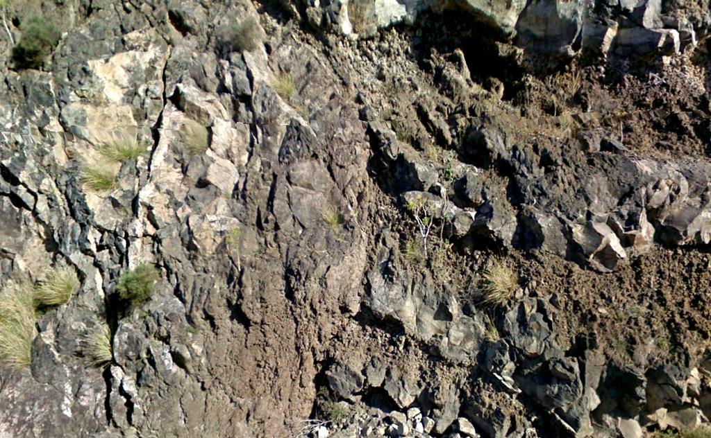 Discontinuidad en el talud de coladas de basaltos, Serie III,