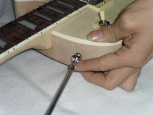 Tornillos para enganchar la correa Fije los tornillos para enganchar la correa en los agujeros previamente perforados en el cuerpo de la
