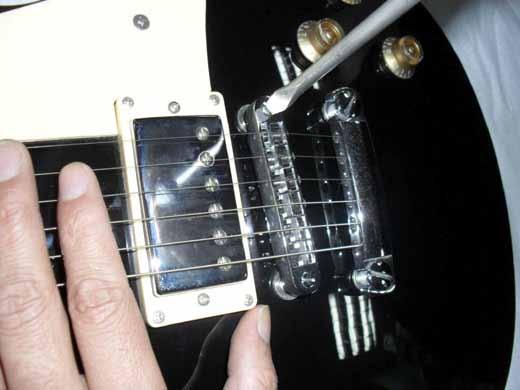 Ajustes El mástil está provisto de una varilla de tensión de acero (el alma) que permite ajustar la acción de la guitarra, es decir, la distancia entre las cuerdas y el diapasón.