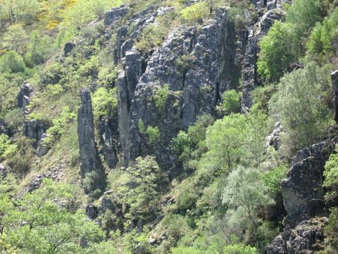 Más arriba, La Garganta Chica o de las Yeguas se encajona formando un pequeño cañón, Los Escalerones.