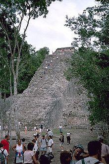 Pirámide de Nohoch Mul en Cobá Cobá tiene una larga historia de ocupación prehispánica que habría iniciado hacia 200 0 100 A.C., cuando aquí existió un asentamiento de plataformas bajas y construcciones de madera y palma de las que no queda más evidencia que algunos fragmentos de cerámica.