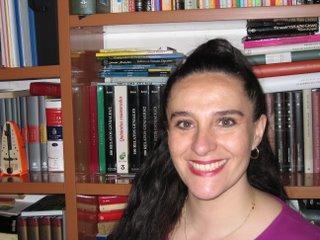 La autora Cristina Ruberte-París (Zaragoza): Licenciada en Ciencias de la Información (Universidad del País Vasco) y Diplomada en Magisterio (Universidad de Zaragoza).