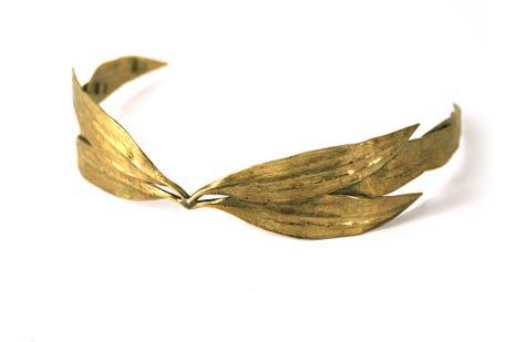 de largo x 4 cms de alto Cinturón formado por hojas de lirios doradas.