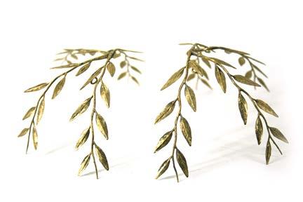 de largo x 11 cms de alto Apliques formados por un conjunto de ramas con hojas.
