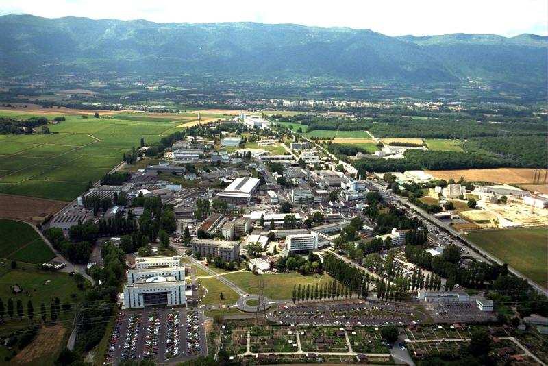 El lugar: CERN El mayor laboratorio europeo dedicado a la investigación de Partículas Fundado en 1954 (50 aniversario).
