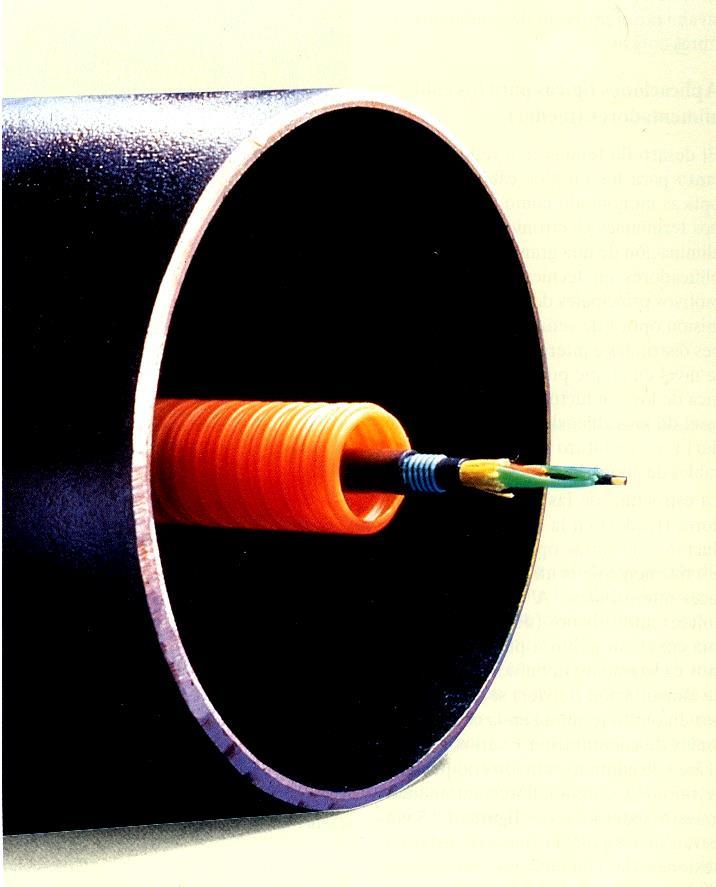 Los cables estándar de fibras ópticas de WilTel se introducen en