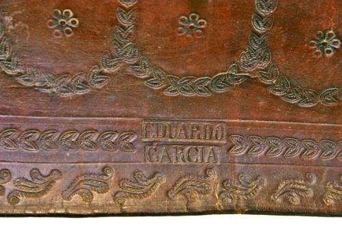 En el centro de la cenefa exterior se sitúa la inscripción EDUARDO/GARCÍA, posiblemente el nombre del autor de la silla.