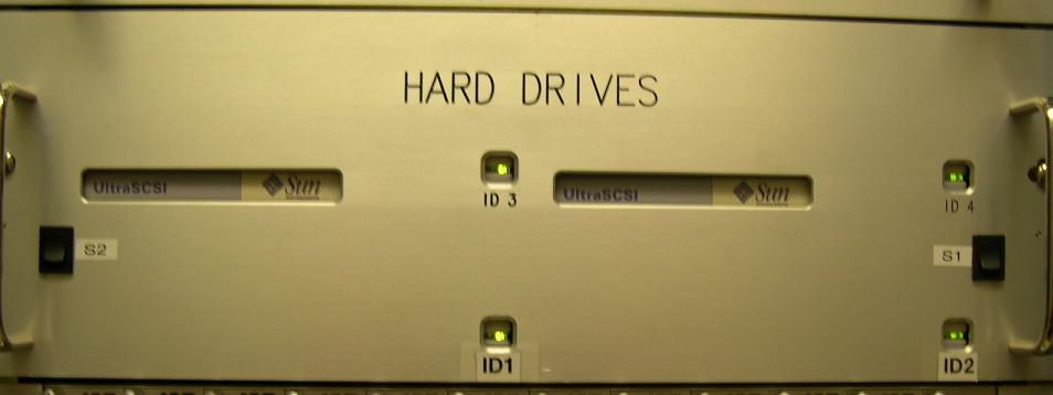3.e Apagar los dos interruptores del chasis de discos duros. Foto 10: Hard Drives. 3.