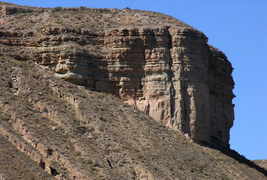 Detalle en zona anterior: Cerro de calizas, arcillas y areniscas del Chattiense, Aquitaniense,