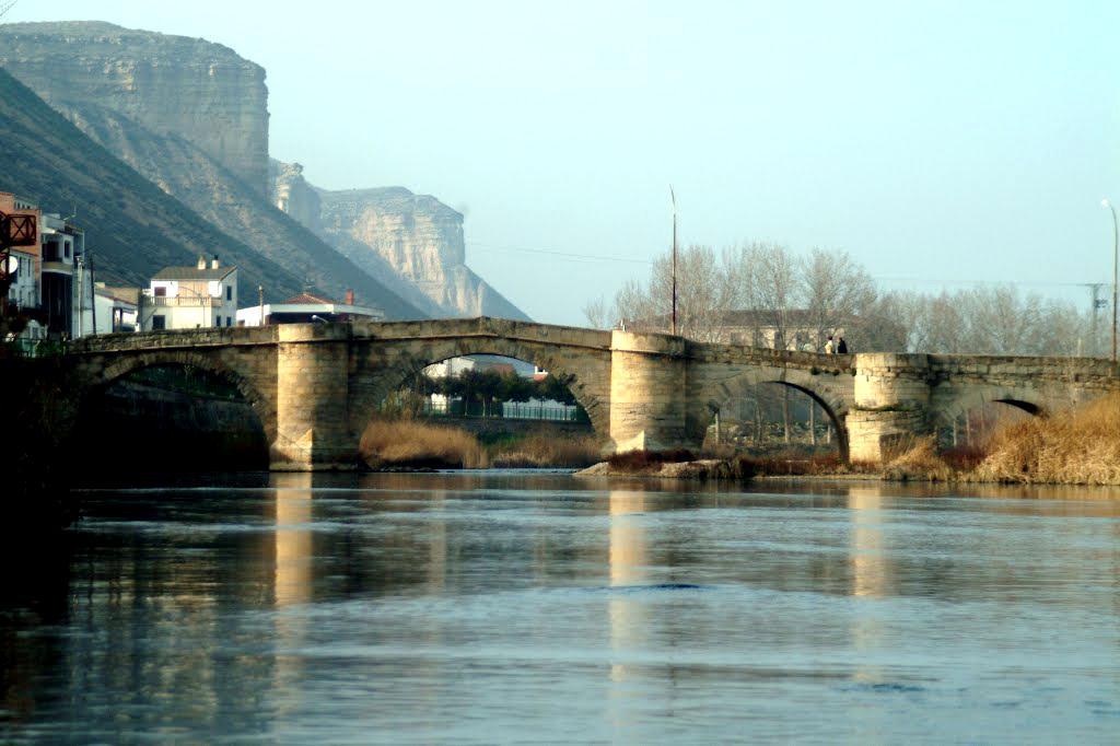 Puente sobre el Río Alcanadre en Ballobar, Huesca, y los