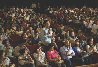 e l F e s t I va l e n lo s m e d I o s el fin de semana pasado se realizó la primera edición del Hay Festival Arequipa, la ciudad de Mario Vargas Llosa, con grandes invitados.
