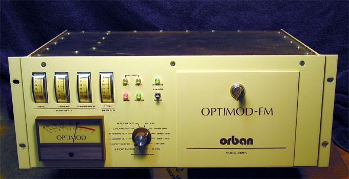 An Orban Optimod 8100A audio processor. Está transmitiendo en HD TM, usando este transmisor Harris Z4HD.