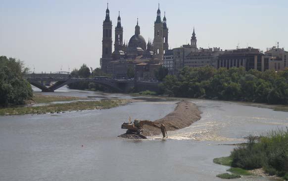 Dragado del río Ebro en Zaragoza en el verano de 2007. Foto: Alfredo Ollero.
