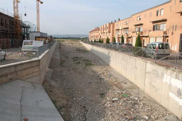 En urbanizaciones recientes se han ejecutado canalizaciones con artificialización total de las márgenes. Barranco de la Puebla de Alfindén. Foto: Alfredo Ollero.