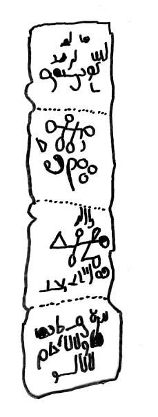 En una de sus caras se observan inscripciones realizadas con tinta. De arriba hacia abajo, se pueden diferenciar cuatro zonas de similar tamaño.