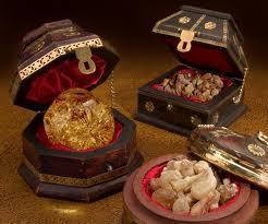 Escrituras y tradiciones antiguas dicen que los reyes trajeron tres regalos: el oro, el incienso y la mirra.