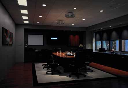 Escena 3: reunión general (tarde) Las luces ponen la atención en la mesa de conferencias para una reunión en la tarde.