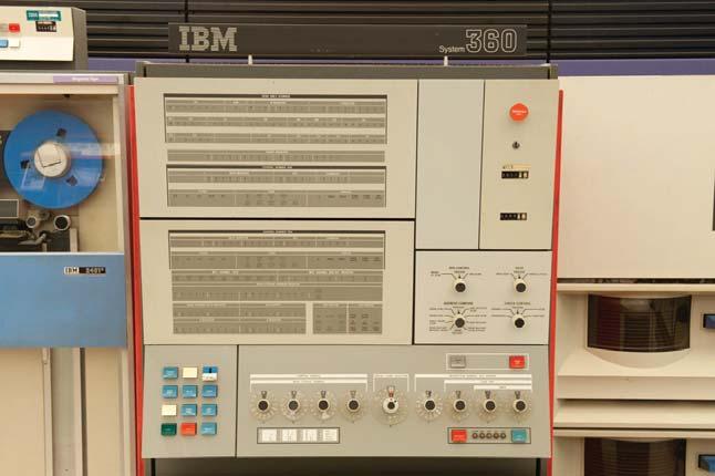 IBM 360. Fue una de las primeras computadoras comerciales que usó circuitos integrados; podía realizar tanto análisis numéricos como administración o procesamiento de archivos.