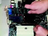 Introducción DDR Establecida dentro de la infraestructura SDRAM de la industria existente, la memoria DDR (Rango de doble dato) es una solución de alto rendimiento y rentable que permite una fácil