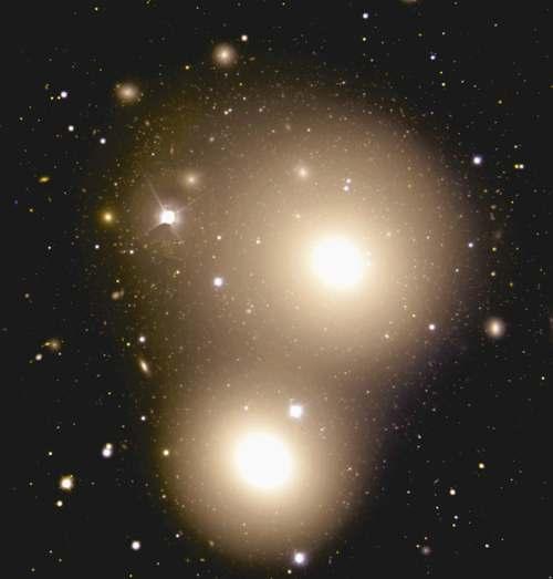 Dos galaxias elípticas: NGC 3311 y NGC 3309. Ésta es una imagen obtenida por Elizabeth Wehner y William Harris. con el telescopio Geminis-Sur. 6 Galaxias elípticas Pueden ser redondas o alargadas.