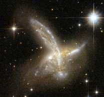 Corrientes de estrellas alrededor de la galaxia espiral vista de canto NGC 5907. Imagen de J.