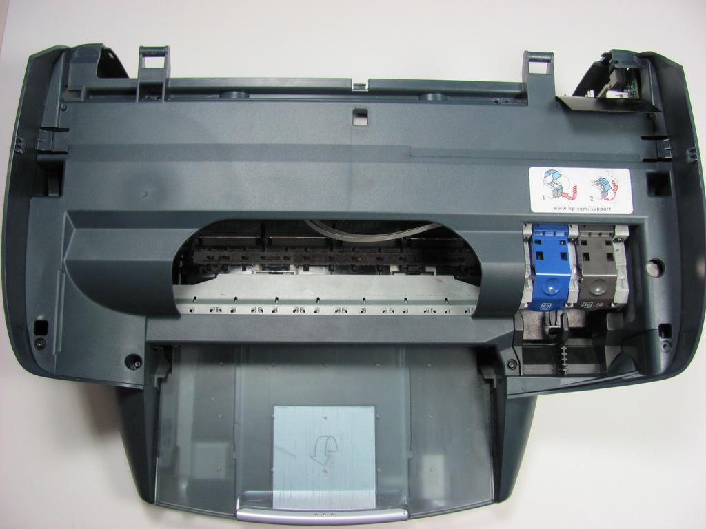 Paso 9 Desmontaje de la bandeja del escáner Separe la bandeja de escáner de la impresora levantando la bandeja del escáner del cuerpo de la impresora.
