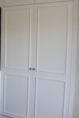 Mueble de guardado de madera para cosas de limpieza: Pintado de blanco