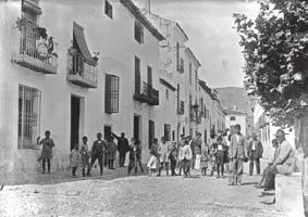 La siguiente fotografía es la tomada en la calle Real, donde aparece flamante el palacete de Bernardo Olmedo cuyas obras se ejecutaron entre 1925 y 1929, la calle empedrada sin acerar, y como en