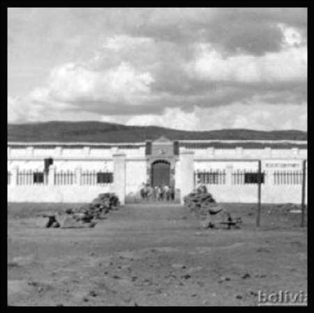 En 1931 Elizardo Pérez y Avelino Siñani, fundaron las primera escuela ubicada en Potosí