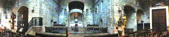 En el baldaquín preside el templo Santa Ana y el Niño Jesús.