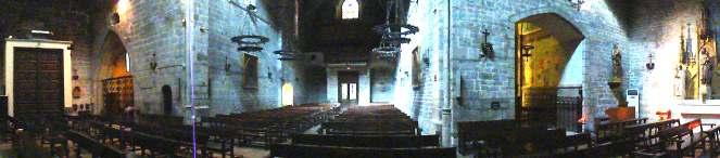 La reja es de 1401 ❷ Reproducción del entierro del  ❶ Cruz procesional situada en el Altar Mayor.