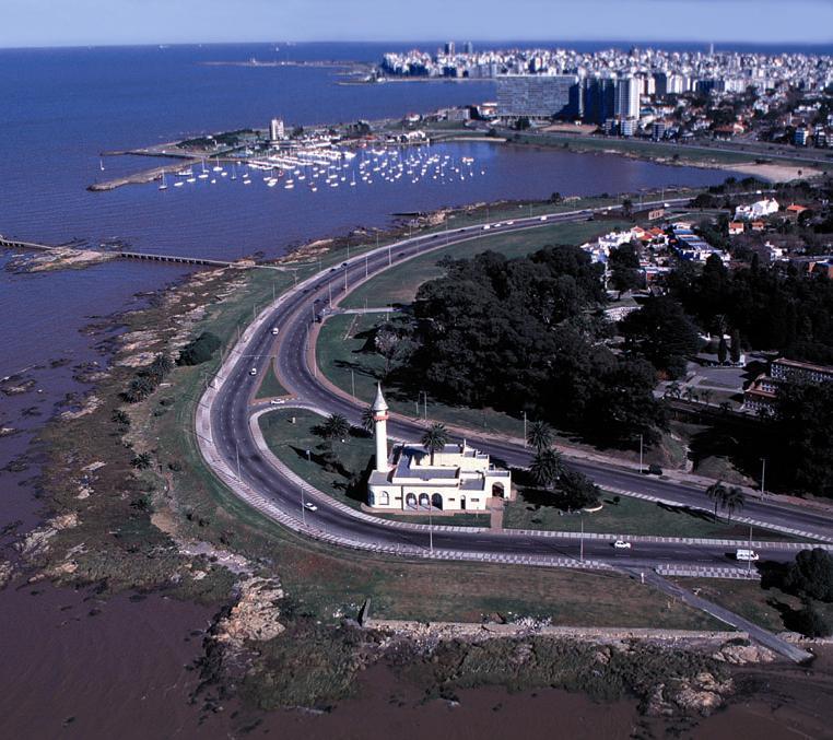 Montevideo: Capital de Uruguay Población: