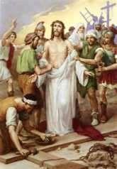 10ª ESTACIÓN: JESÚS DESPOJADO DE SUS VESTIDURAS Jesús es despojado de sus vestiduras. El vestido confiere al hombre una posición social; indica su lugar en la sociedad, le hace ser alguien.