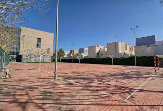 Deportiva de San Vicente, en pleno casco urbano, frente a las instalaciones deportivas de la