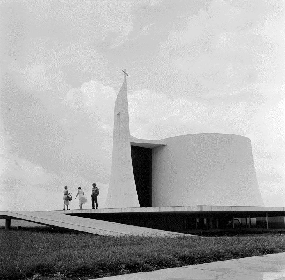 La iglesia, diseñada por Niemeyer cerca del palacio presidencial en