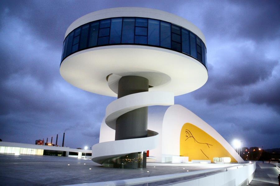 Centro Cultural Niemyer, España El Centro Niemeyer se dibuja en el entorno de la ría de Avilés contrastando con el casco antiguo de la ciudad y con la tradicional imagen industrial de la zona.
