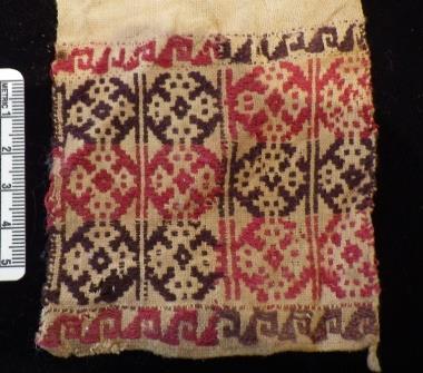 presentan iconografía Wari sino que están hechos combinado urdimbres de algodón, con tramas de fibra de camélido, una combinación particularmente Wari.