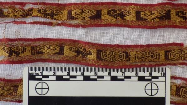 Por otro lado, ciertos textiles encontrados en la unidad A1 presentan técnicas o iconografía ajenas a Wari.